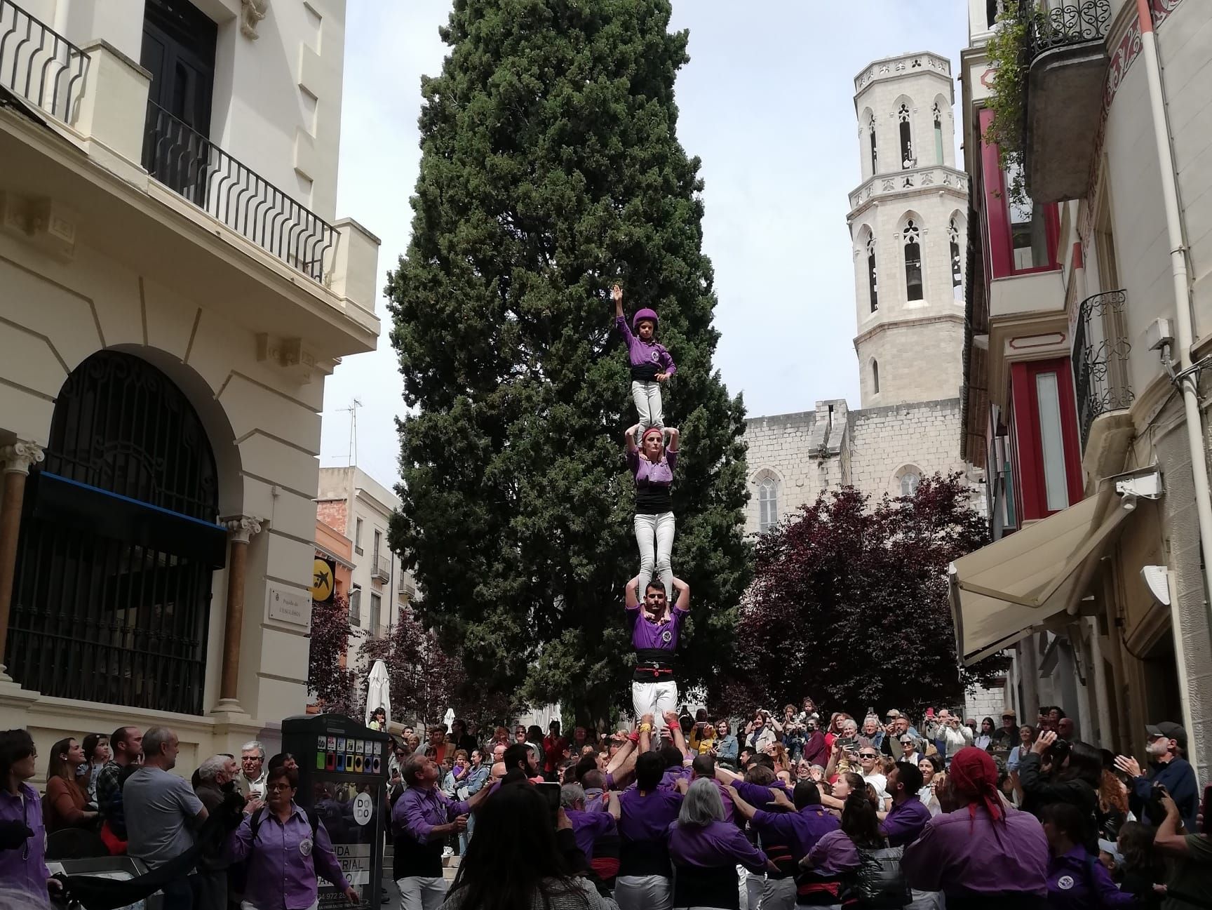 La Colla Castellera aporta emoció a les Fires amb el pilar caminant de Santa Creu