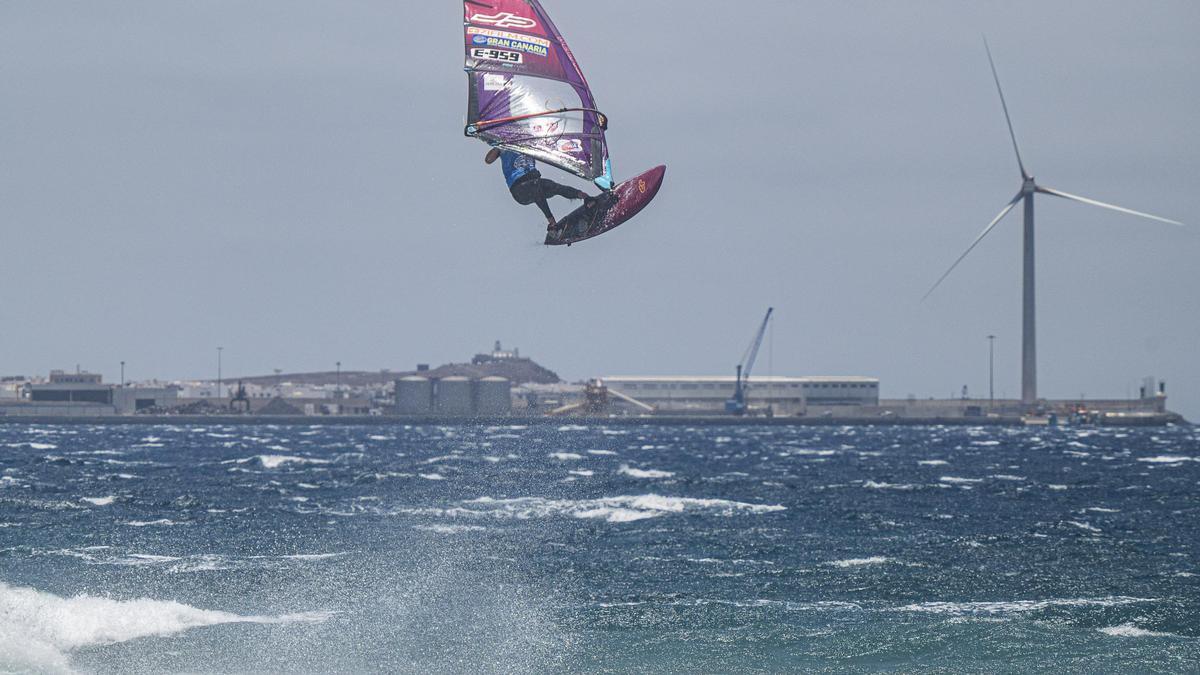 Segunda jornada de acción en la playa de Pozo Izquierdo