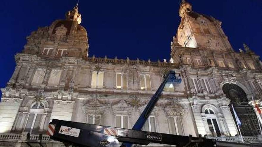 Operarios colocan las luces de Navidad en María Pita.