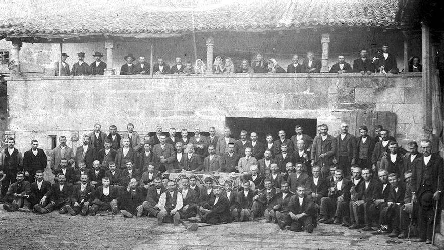 Imagen de la Sociedade Agraria de Gresande en el Pazo de Barcia, en 1906, que podrá ser contemplada en la ruta del domingo.