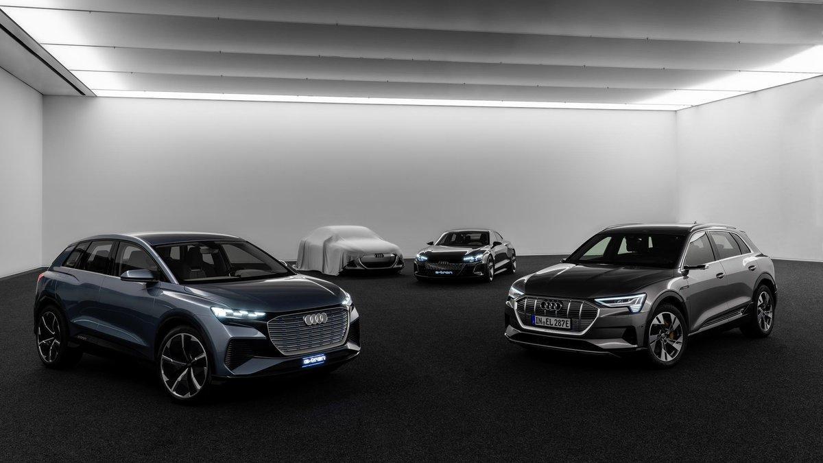 Audi e-tron (derecha) y prototipos eléctricos de Audi, con el e-tron GT Concept y al lado, oculto, su versión de producción, que se presentará en 2020.