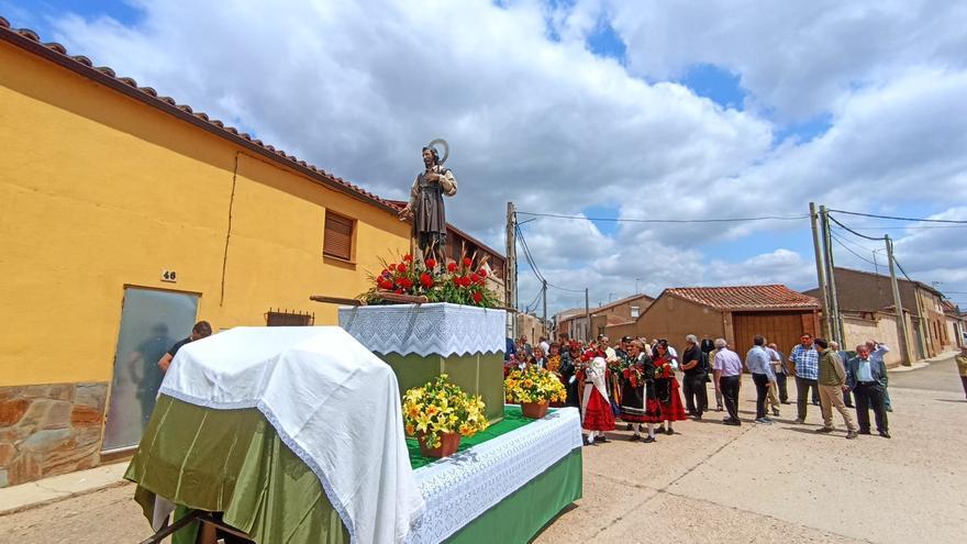 GALERÍA | San Isidro procesiona por Manganeses de la Lampreana