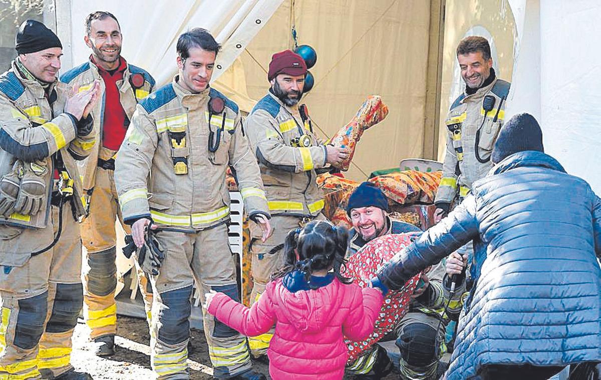 Los Bomberos de Santiago entregaron los regalos a los niños