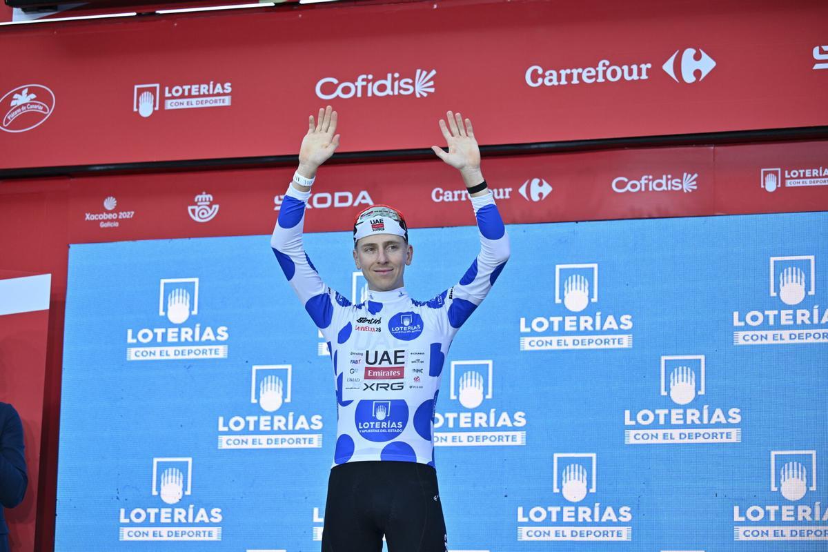 El ciclista Tadej Pogacar recibe el maillot de puntos como líder de la montaña en la primera etapa