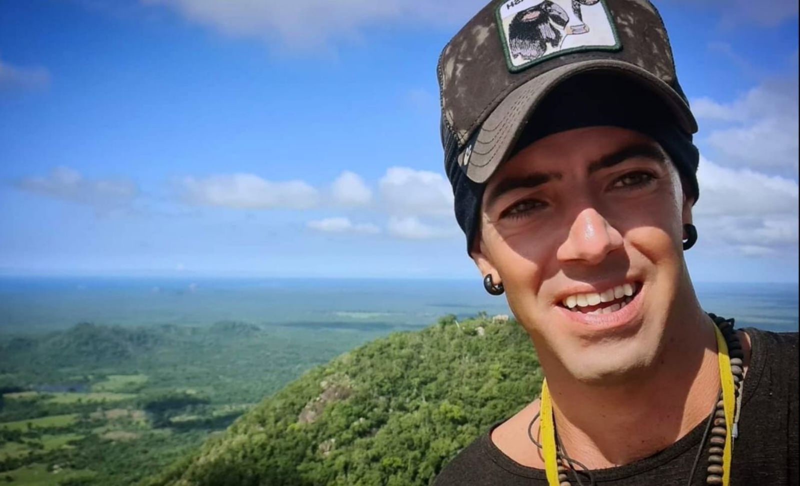 El viajero ponteareano en uno de los safaris que hizo para turistas  en la selva de Sri Lanka.