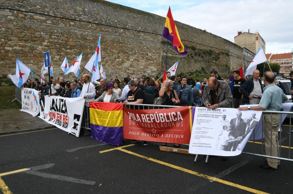 Defensores de la República Galega se han concentrado cerca del Rectorado de la Universidade da Coruña, donde Felipe VI preside hoy el acto oficial de apertura del año académico.