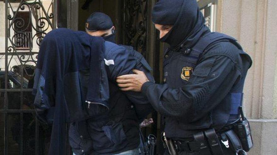 Agents dels Mossos d&#039;Esquadra arrestant un dels suposats gihadistes a Barcelona