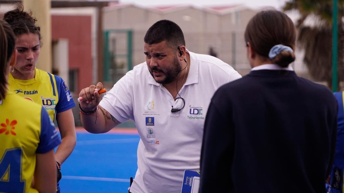 David Quintana da instrucciones a sus jugadoras en una imagen de archivo