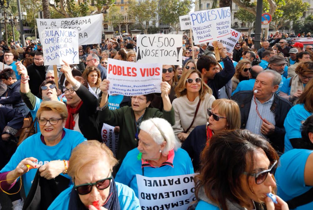 La protesta con tractores por las medidas de pacificación de la CV-500 llega a la ciudad