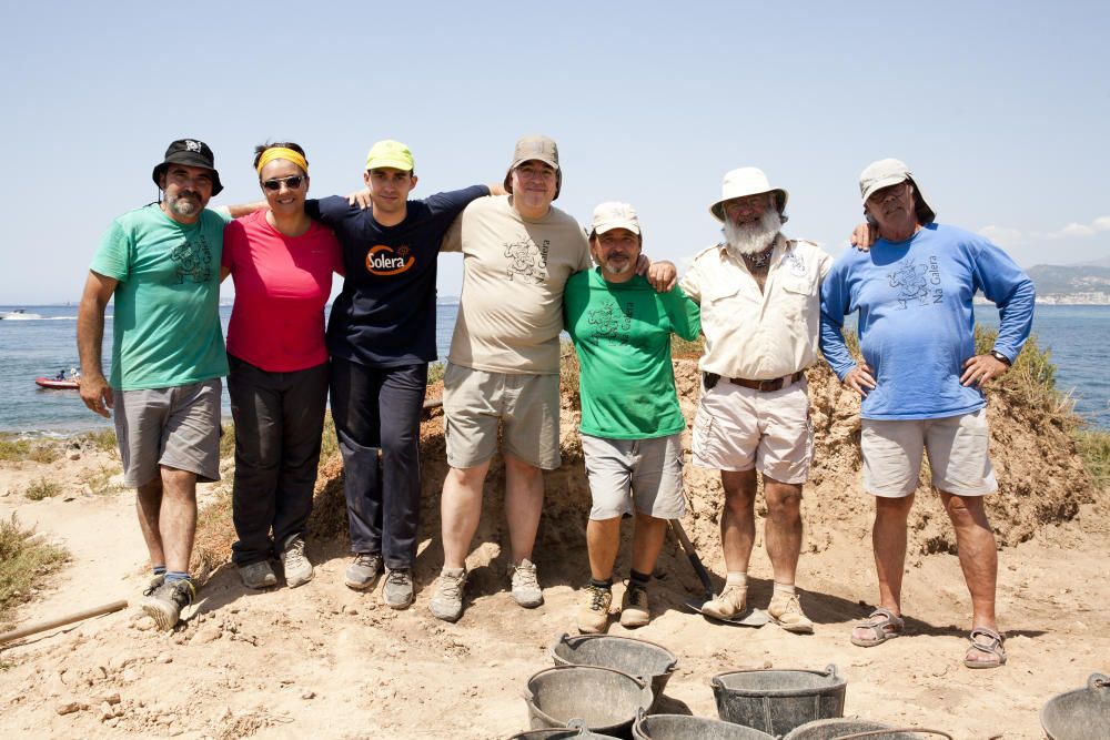 Los arquéologos y voluntarios que trabajan en las excavaciones.