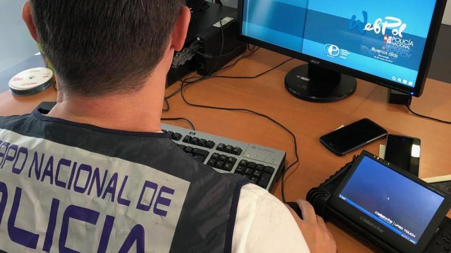 Un agente del Grupo de Delitos Tecnológicos trabajando en dependencias policiales.