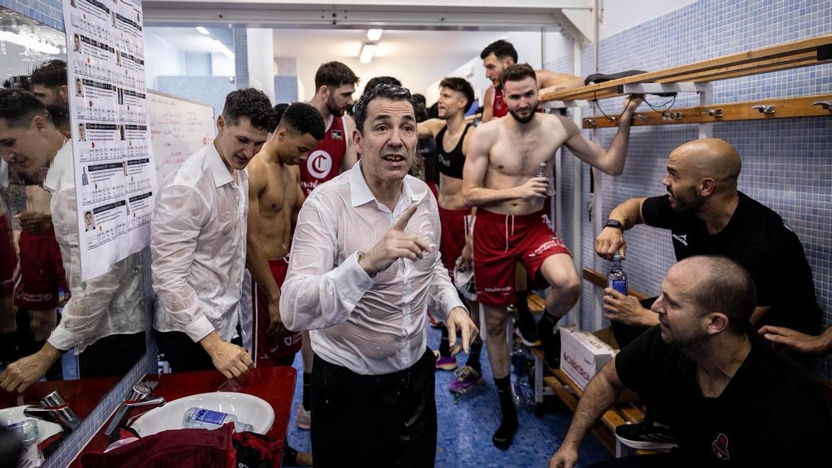 Gonzalo García de Vitoria, duchado en agua por sus jugadores, en el vestuario del Casademont tras la histórica salvación.