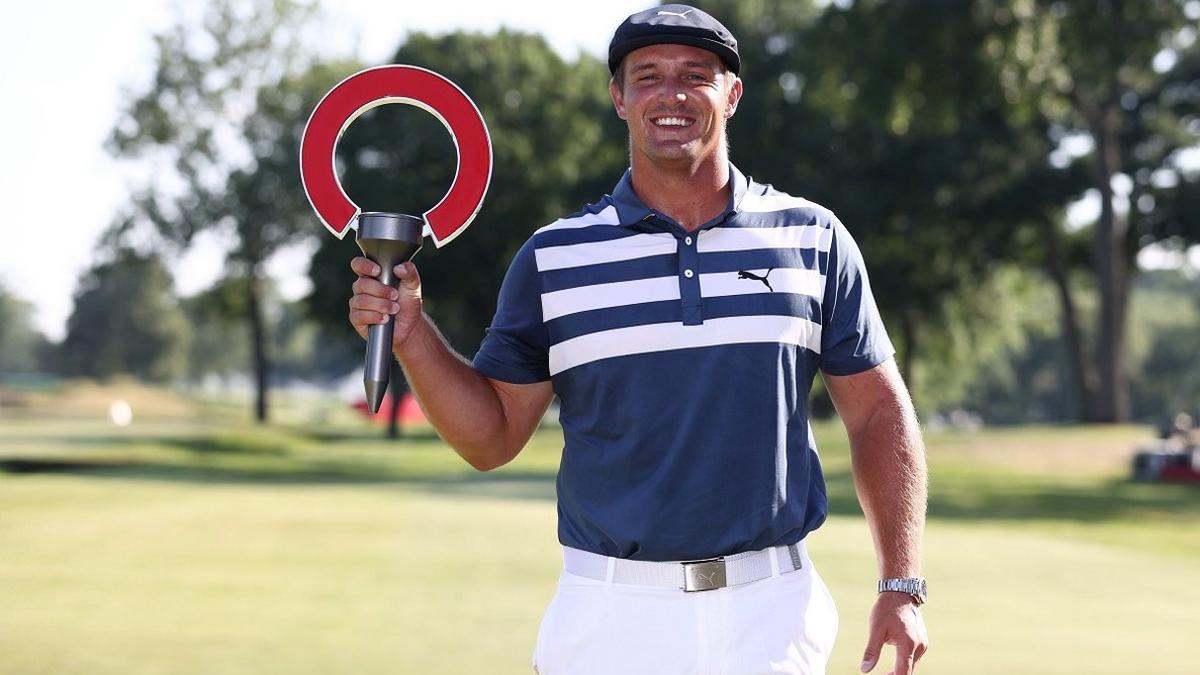 DeChambeau, con el trofeo