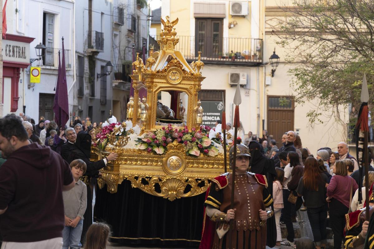 La solemne procesión del Santo Entierro de Xàtiva, en imágenes