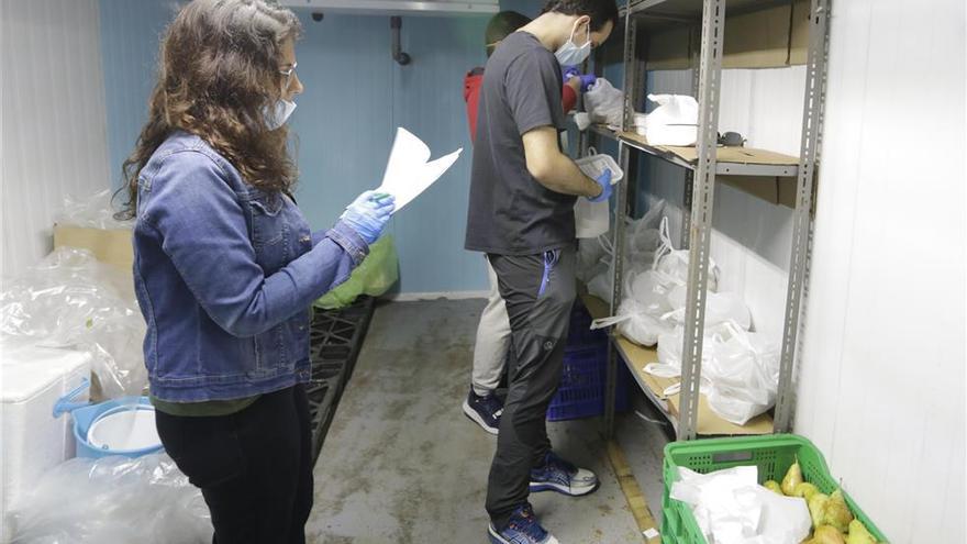 Voluntarios de Redcor reparten comida durante el confinamiento.