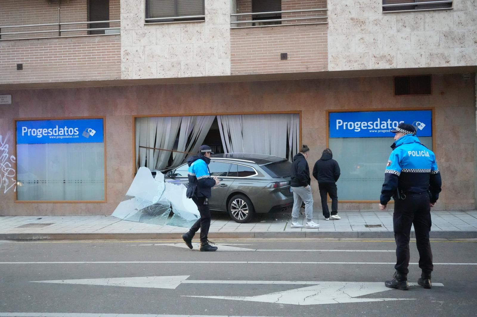 Un coche se empotra contra Progesdatos