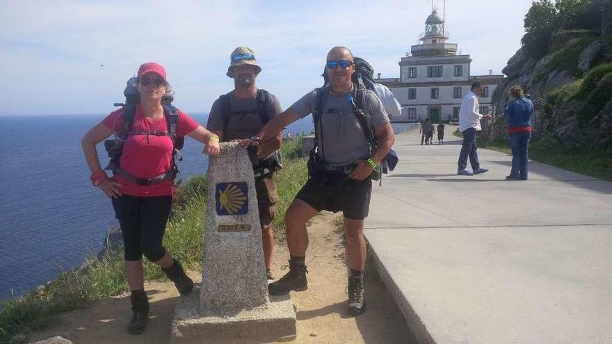 Los peregrinos del Camiño dos Arrieiros llegan a Fisterra y a Compostela