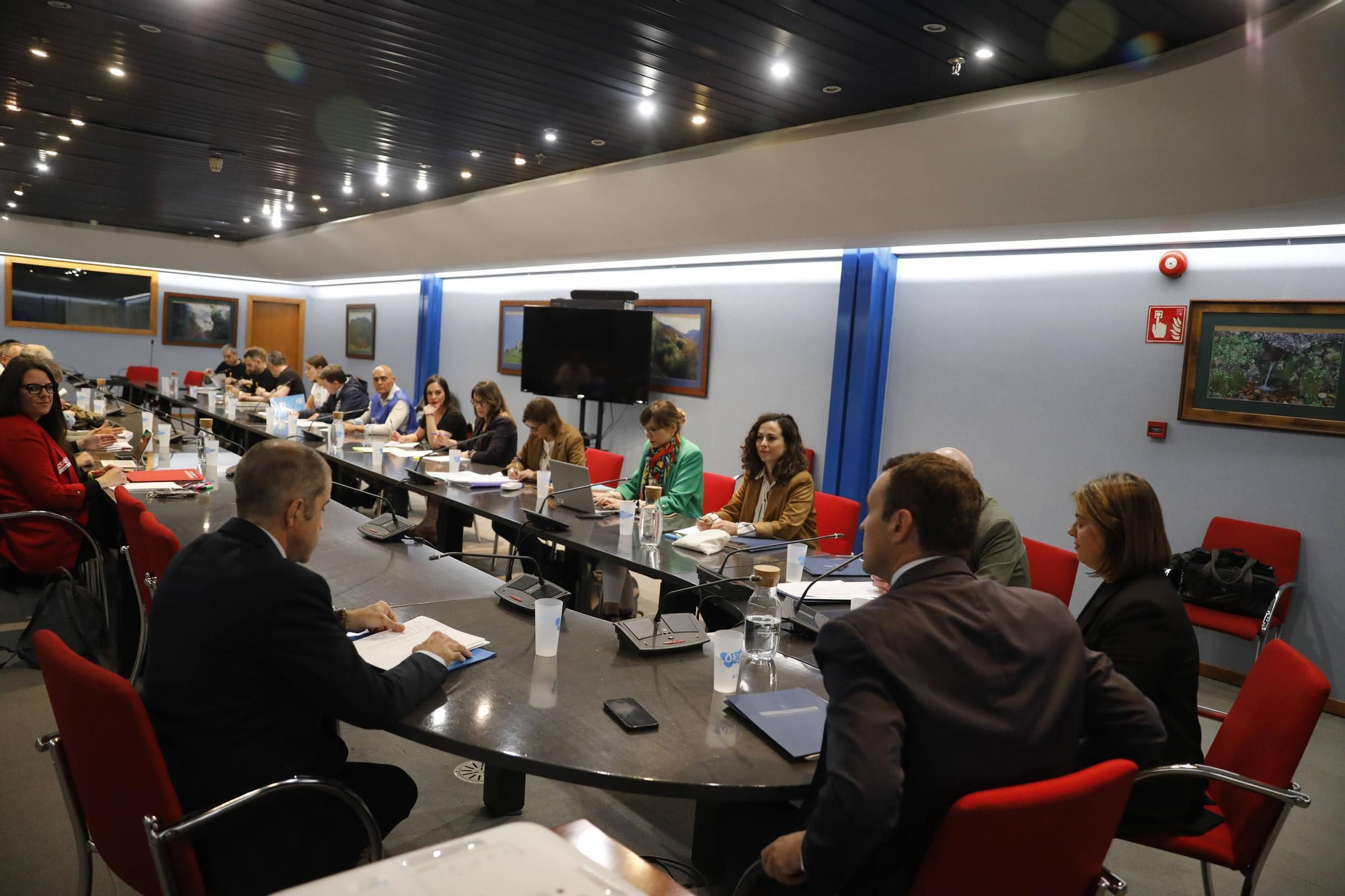 EN IMÁGENES: Cientos de profesores se concentran en Oviedo mientras Gobierno y sindicatos negocian