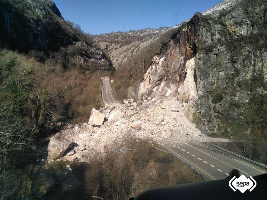 Cae una montaña y sepulta el acceso a Caso