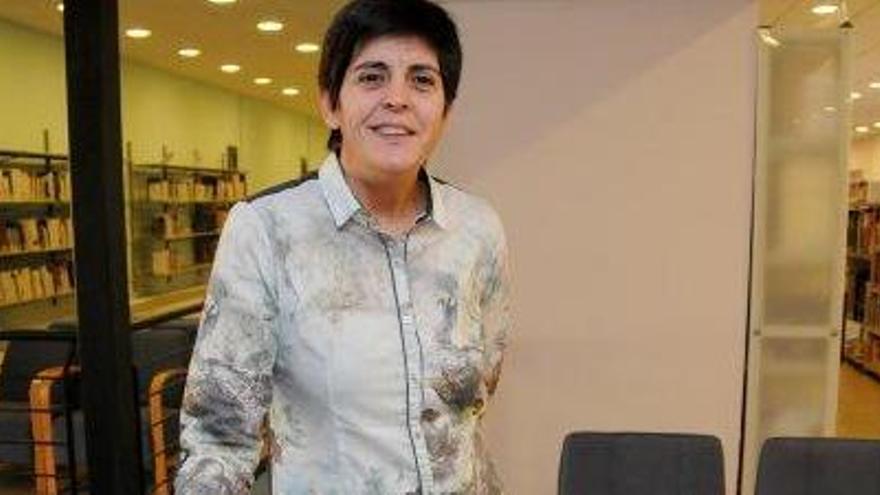 La directora de la biblioteca, Maria Àngels Terrones, en una sala