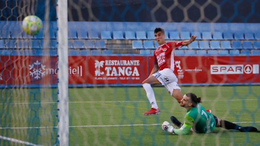 Imagen que capta la acción del segundo gol del CD Ibiza, obra de Moha.