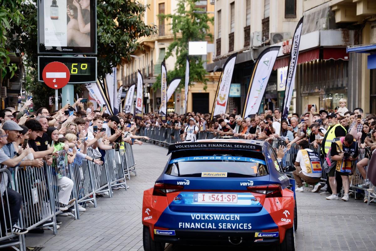 Un coche pasa por Las Tendillas en la salida oficial del Rally Andalucía Sierra Morena 2026, este jueves.