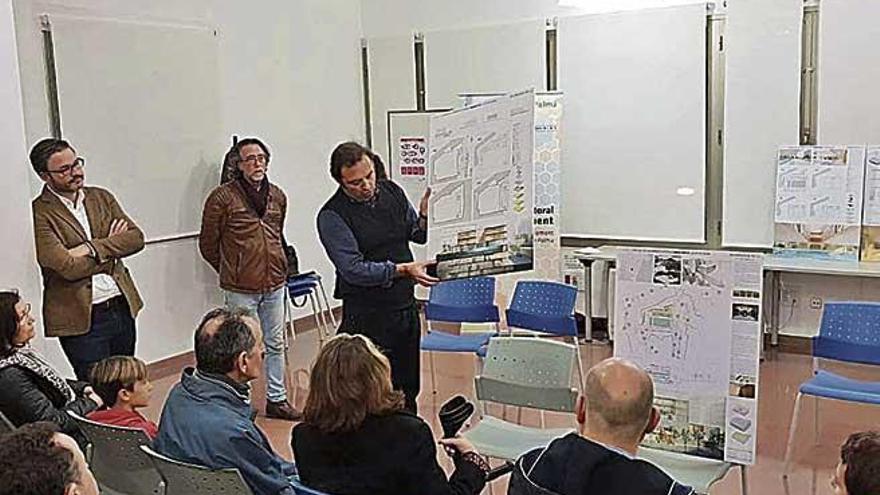 El arquitecto Antoni Barceló detalló su proyecto ante los vecinos.