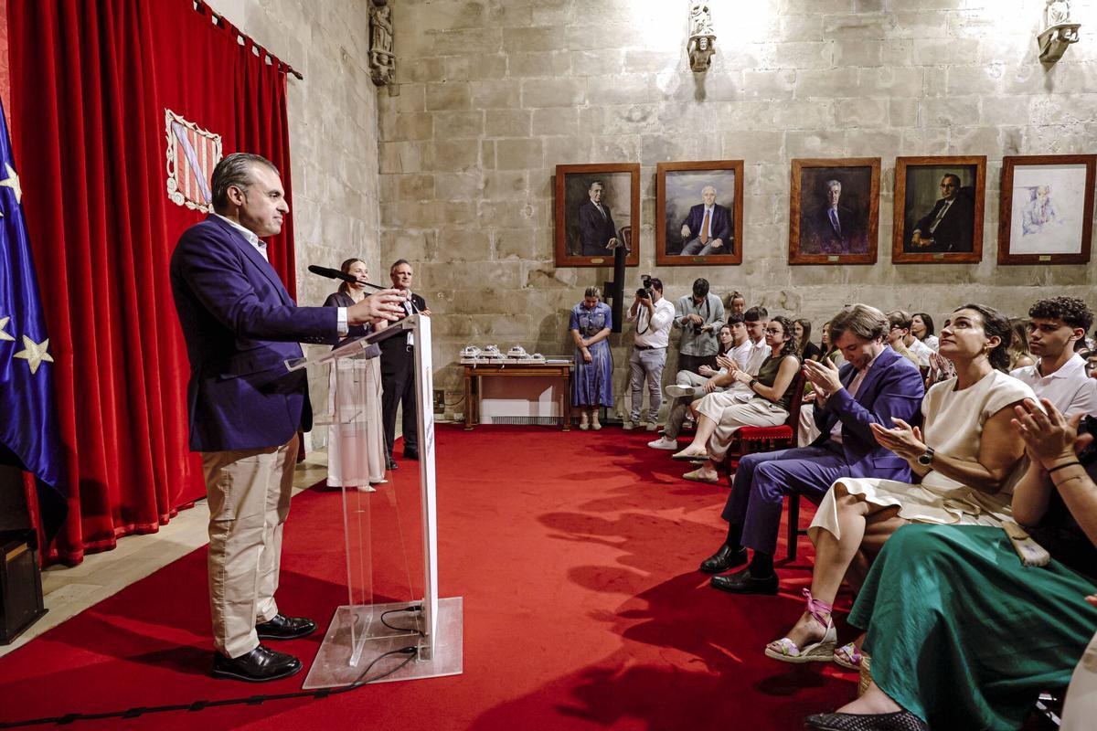 FOTOS | Prohens y Vera blindan la «cultura del esfuerzo» frente a una LOMLOE «fallida» al premiar a los mejores alumnos de la PBAU 2026