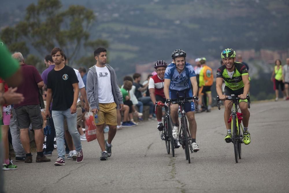 Ambientazo ciclista en el Naranco