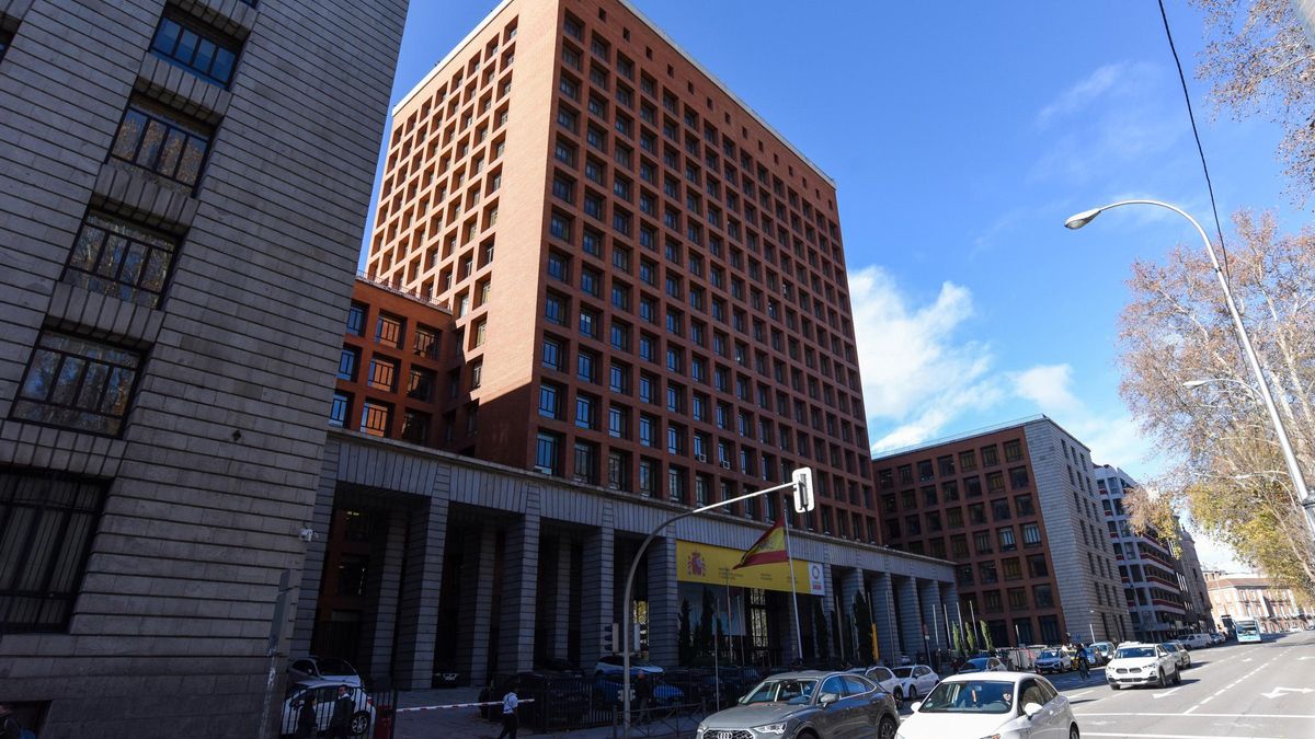 Fachada de la 'Casa Sindical', actual sede del Ministerio de Sanidad y del de Derechos Sociales, Consumo y Agenda 2030. El edificio ha sido declarado Bien de Interés Cultural.