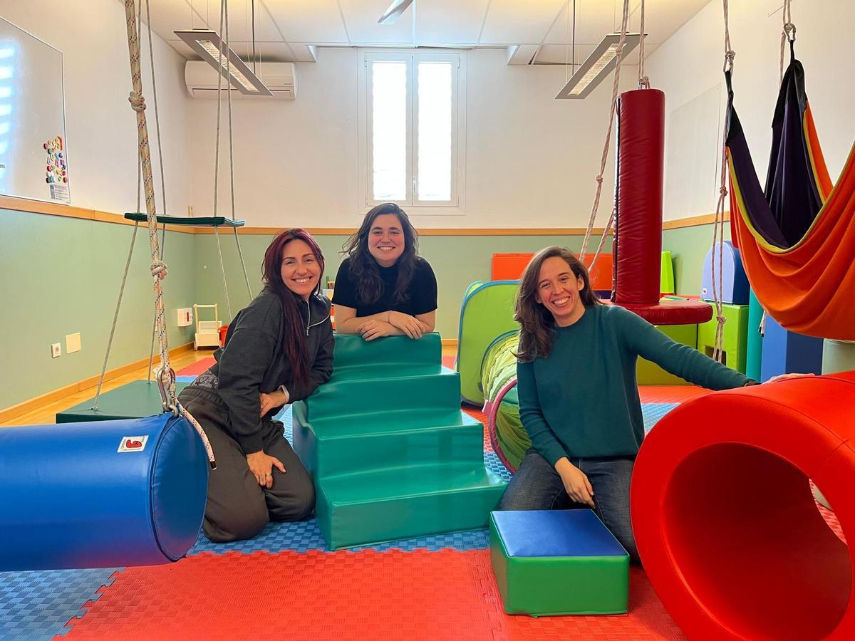 Lucía Herrero, Sonia Fernández y Carmela Fernández en la sala de psicomotricidad de Esment.