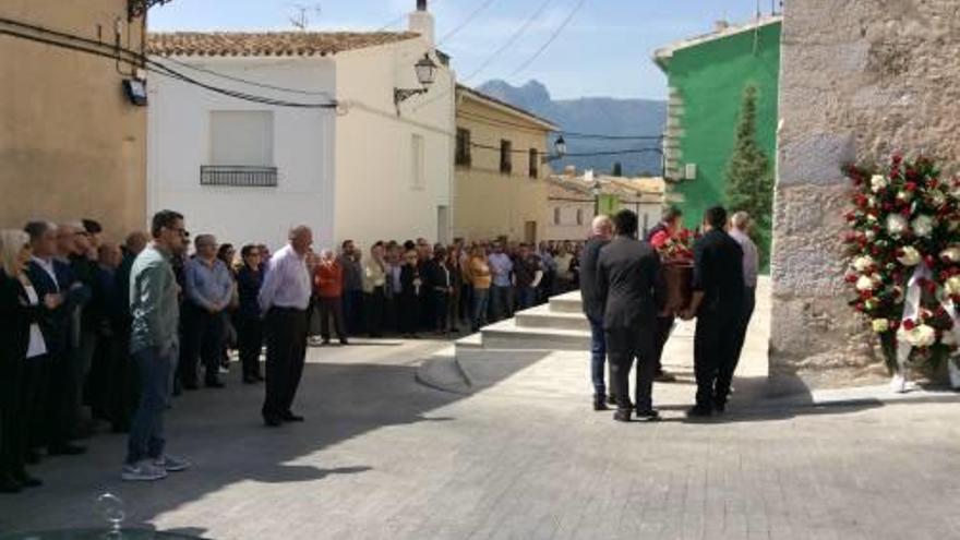 Momento en el que los familiares entran el féretro en la iglesia de San Luis Beltrán.