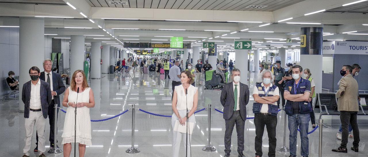 Francina Armengol y la ministra Reyes Maroto, en el centro, en el aeropuerto de Palma.