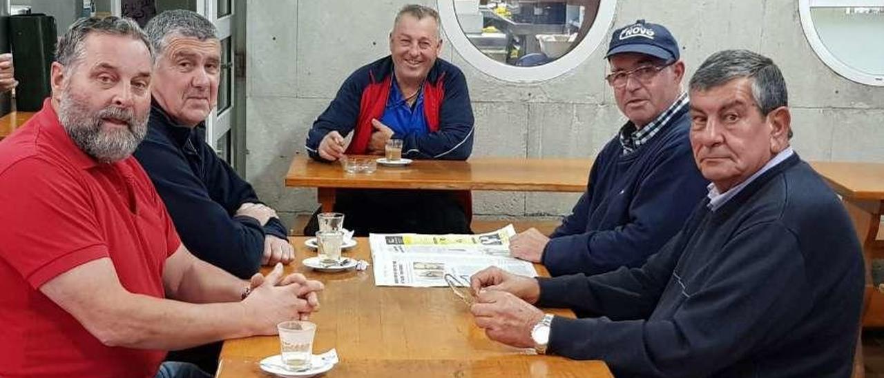 Juanjo Noriega, Toño Novo, Rafa Antuña, Pepín Colilla y Salvador Cué, en su llamada &quot;mesa de sabios&quot; de la Casa del Mar.