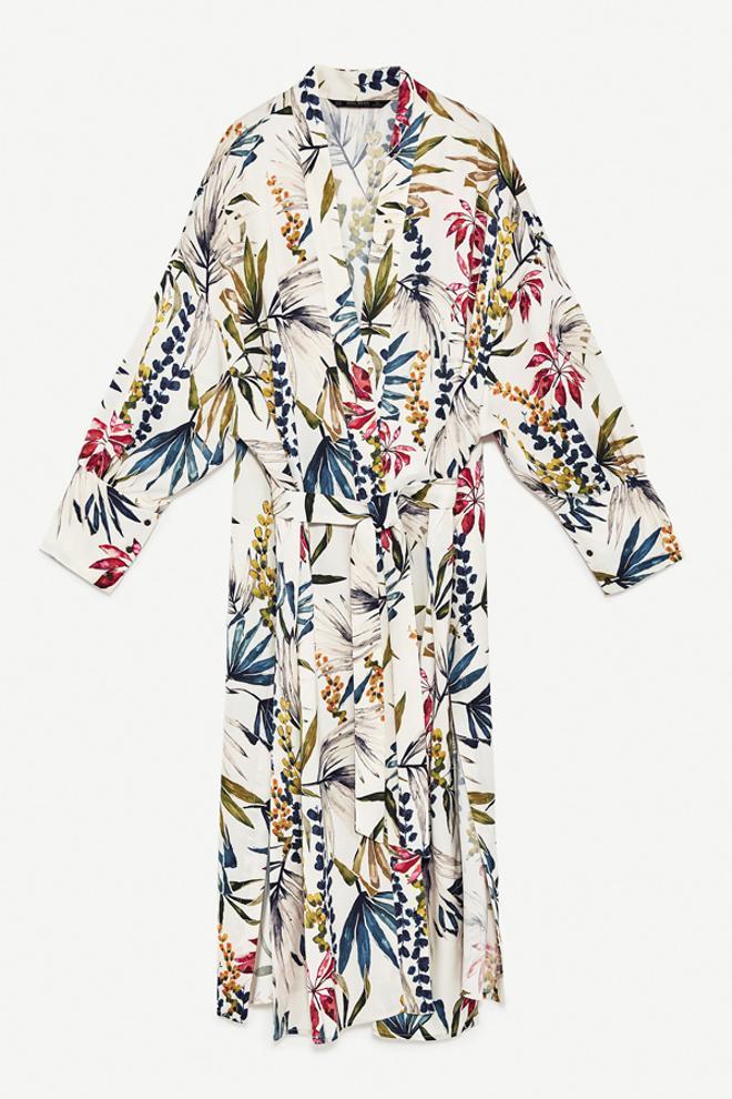 Los vestidos imprescindibles de las rebajas de Zara: kimono blanco
