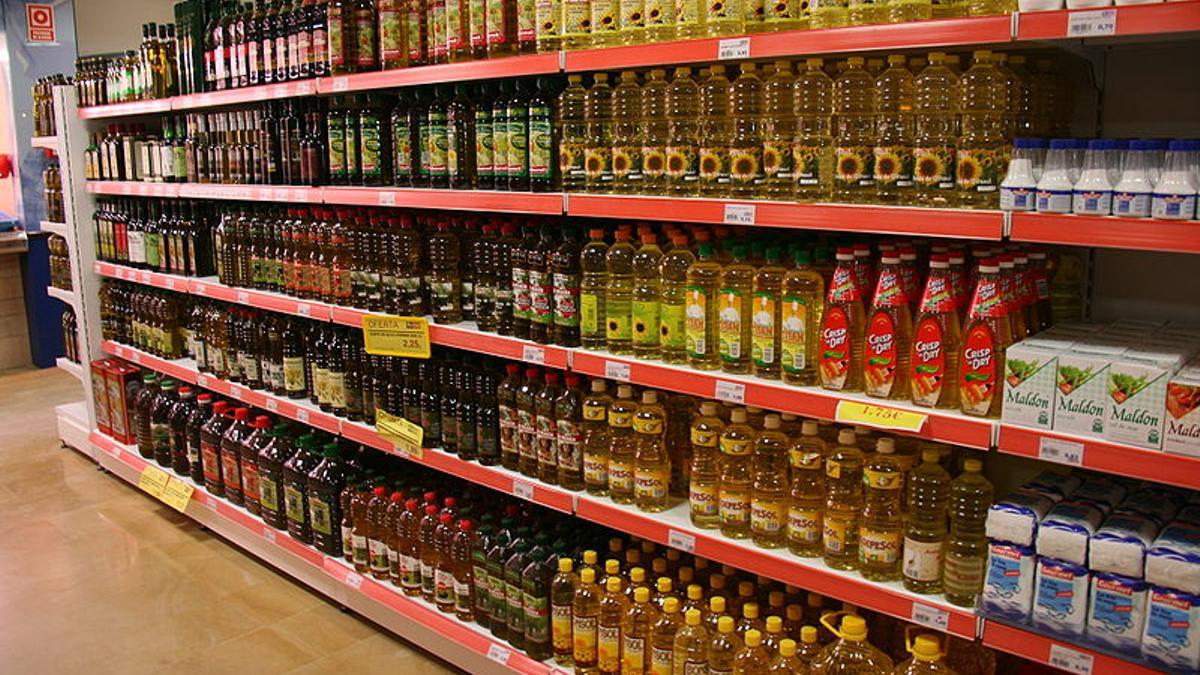 Lineal de aceites en un supermercado