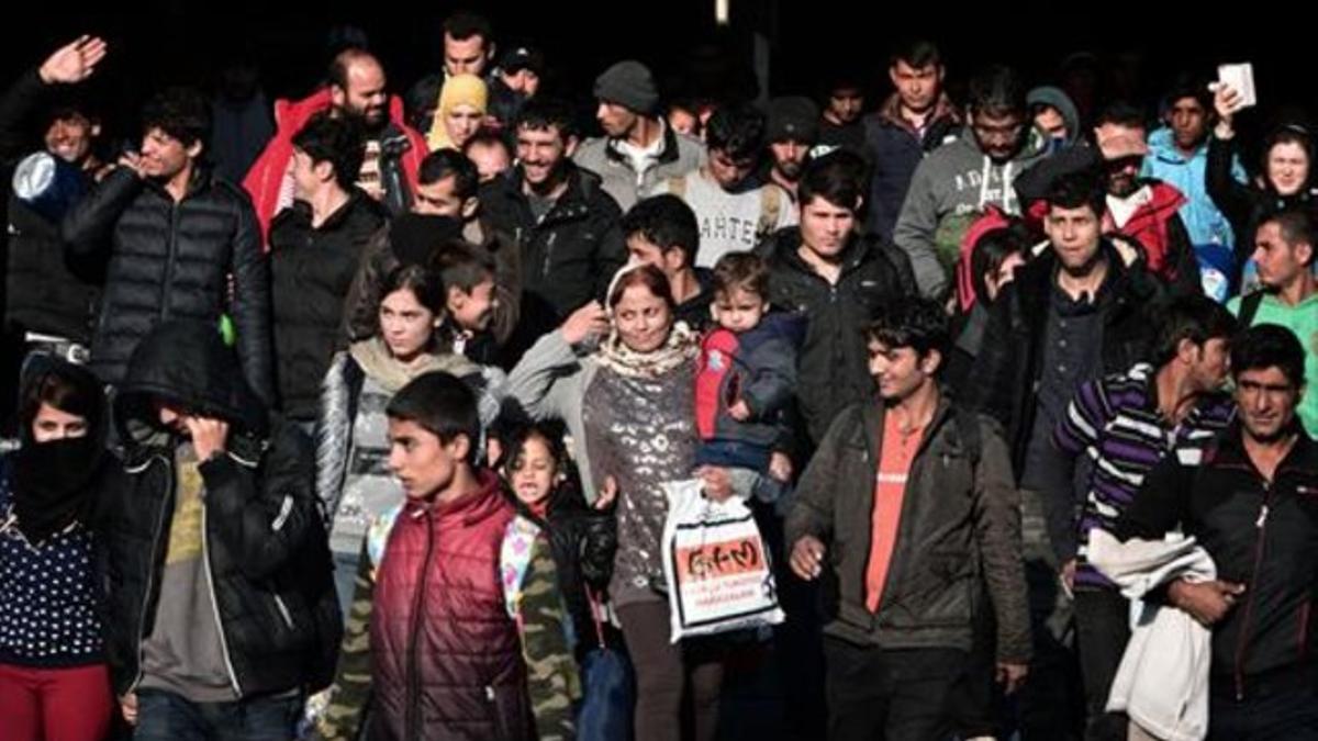 Un grupo de refugiados desembarcan en el puerto ateniense de El Pireo, ayer.