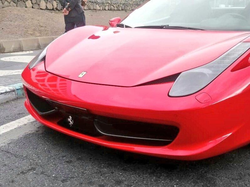 Circula con un Ferrari con una matrícula de papel por la Avenida Marítima