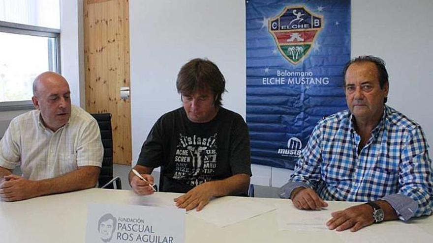 Vicente Pareja, Sergio Ros y Diego Agulló, ayer, durante la firma del convenio.