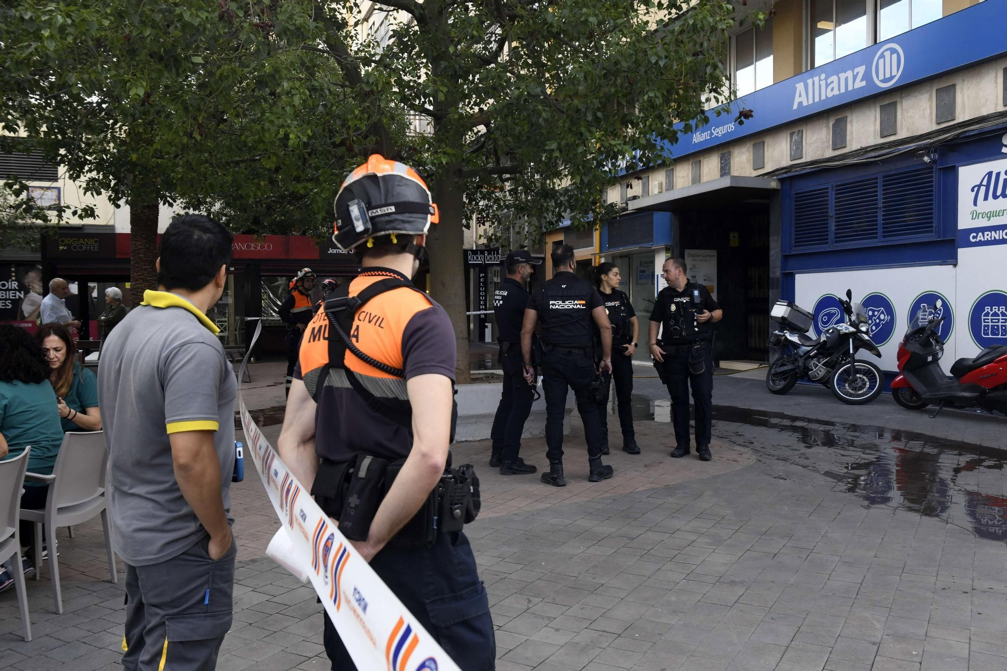 El incendio de un edificio en la Plaza Condestable, en imágenes