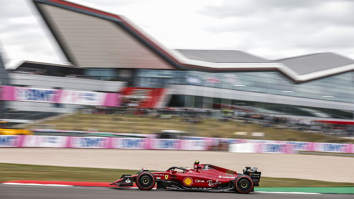 Sainz, en acción en la pista de Silverstone