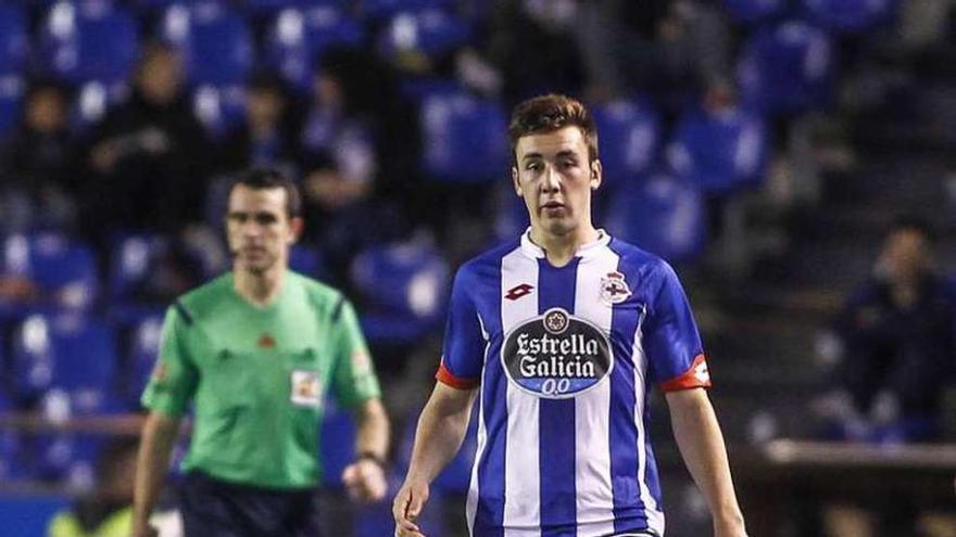 Saúl con el balón en el partido de Riazor ante el Llagostera.