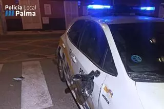 Un patinete con dos personas se estrella contra un coche de la Policía Local en sa Vileta, en Palma