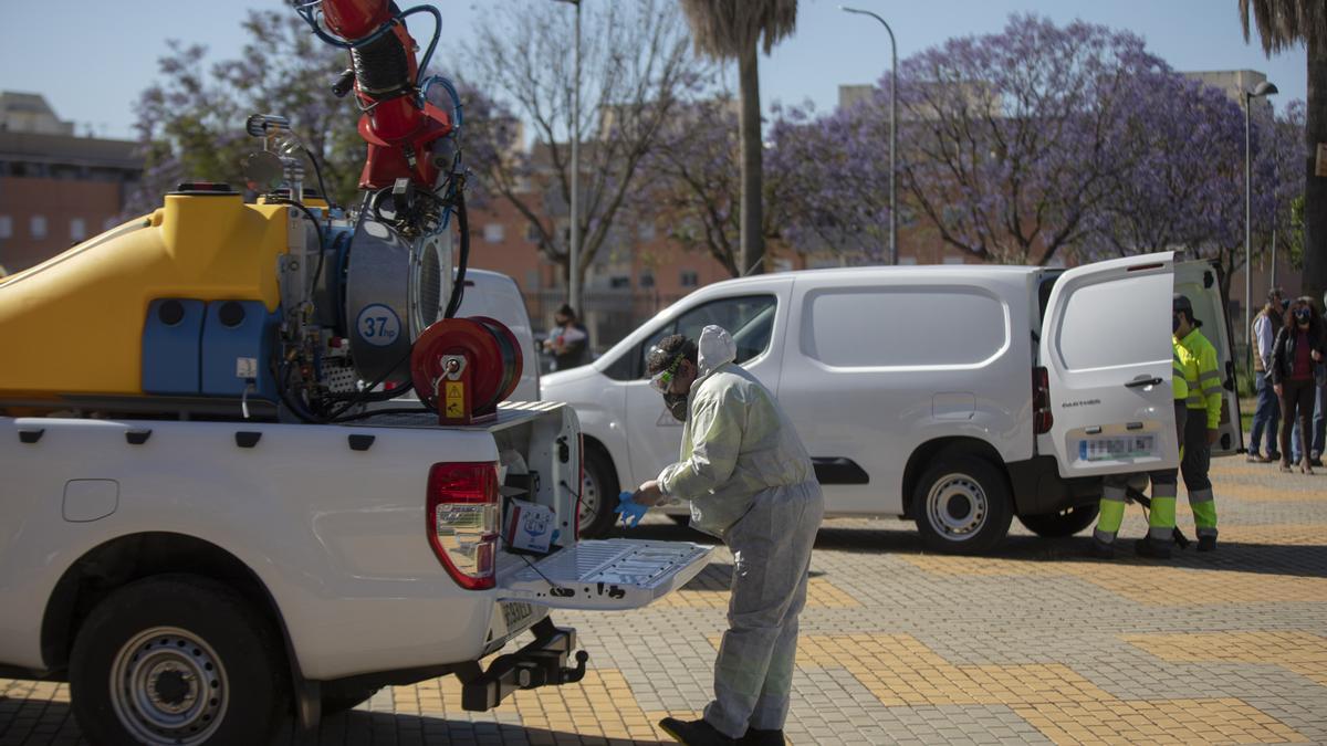 Un operario inicia las labores de fumigación y el tratamiento en imbornales contra el mosquito para prevenir el Virus del Nilo