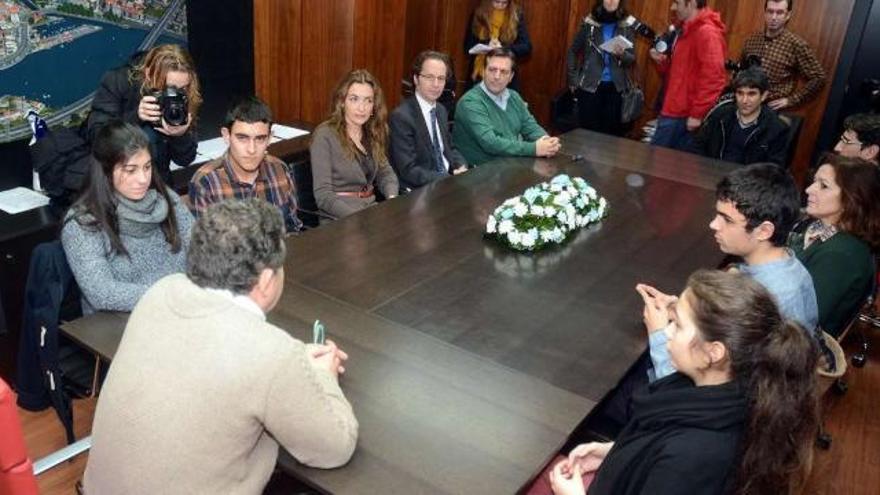 Un momento de la recepción del alcalde a los estudiantes, sus padres y profesores. A la derecha, Úrsula Andrea Martínez, número 1 en la ESO de Galicia.   // Rafa Vázquez