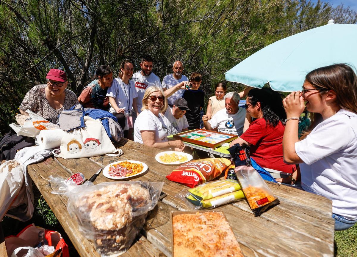 Cometas y comidas familiares en las playas del sur de València