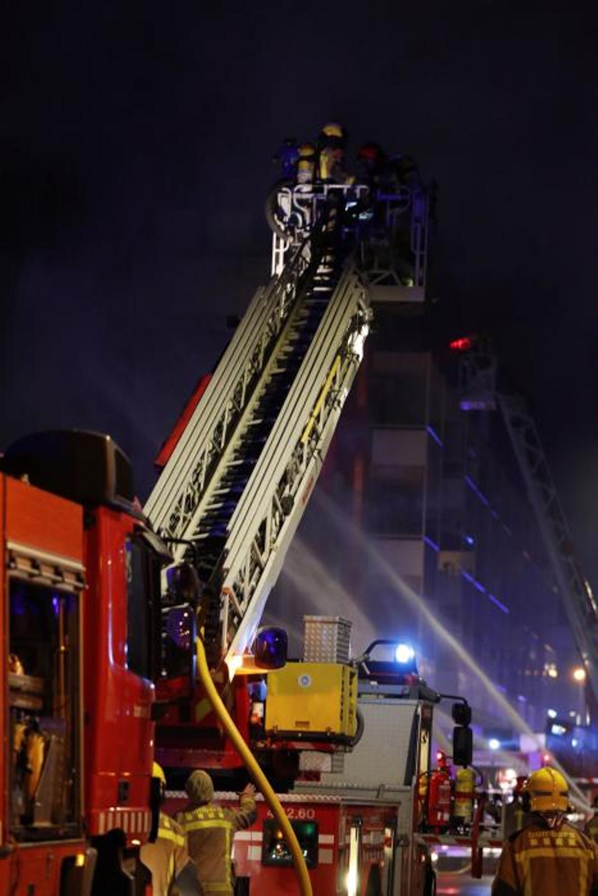 Al menos dos muertos en el incendio en Badalona Al menos dos muertos en el incendio en Badalona