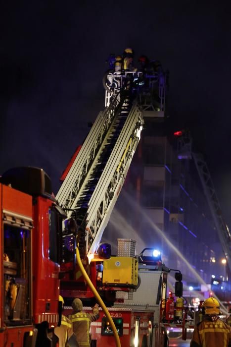 Al menos dos muertos en el incendio en Badalona