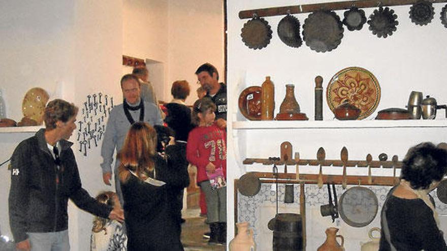 Público asistente a la feria visitando la exposición del casal de can Llobera.