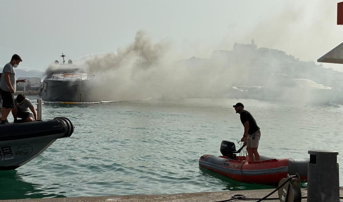 Arde un yate amarrado en el puerto deportivo Botafoc Ibiza